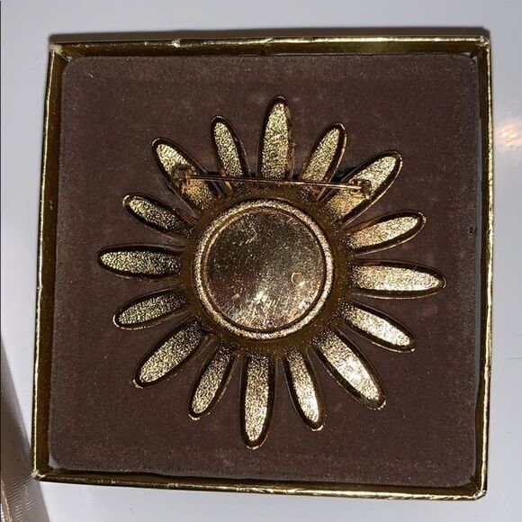 Vintage Avon daisy brooch in original box - Picture 4 of 4